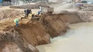 Be Watchful Delete Deeply Canal Task! Nicely KOMATSU Bulldozer Experience Work With Trucks Dumping