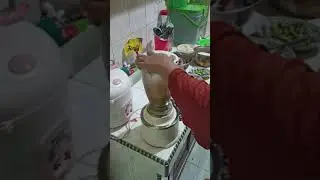 masak gulai ikan bletong khas Melayu.