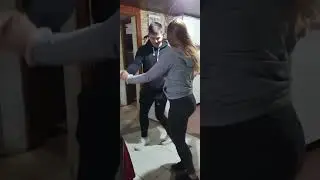 mis hijos Rodrigo y Pame bailando el tema bailarina