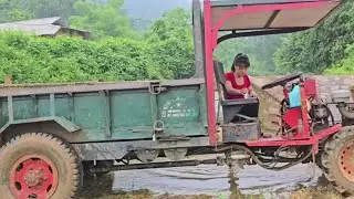 独自在乡村道路运输农机。