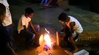 Ni&ntilde;os afinando los Cumacos