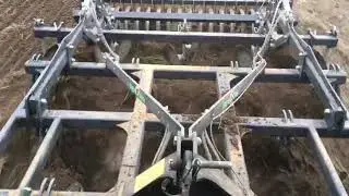 Agro-Tom APK  Vomumatra  cultivator, inwerken van het lange stroperige loof van zoete bataat