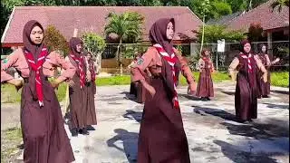 EKSTRA TARI DI SMP NEGERI 2 PRONOJIWO
