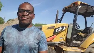 Экскаватор-погрузчик CATERPILLAR не едет задним ходом, теряет мощность и отключается.