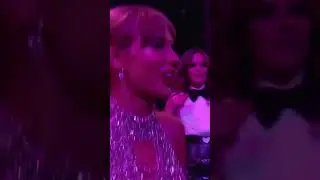 taylor swift singing along to &ldquo;super bass&rdquo; at the #vmas is 💓