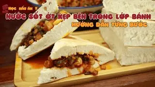 Nước sốt ớt kẹp b&ecirc;n trong lớp b&aacute;nh guokui d&agrave;y, chỉ cần cắn một miếng thỏa m&atilde;n, ngon v&agrave; no bụng!