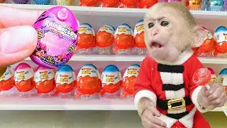 Baby Monkey Bi christmas bath in the bathtub & doing shopping in Kinder Joy eggs store