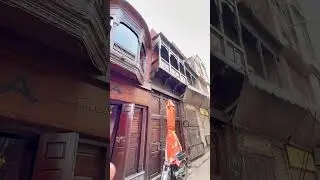 The historic building of the Alied Bank in inner Lahore reminds you of history.