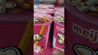 strawberry 🍓 flavour chocolate candy gummy unboxing crunchy peanut #asmr #satisfying #candies