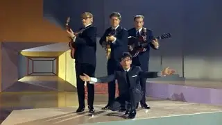 Freddie & The Dreamers - You Were Made For Me (HQ movie clip)