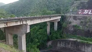 Dique o tapón del embalse El Guamo y su aliviadero  represando al Río Guarapiche en el Edo. Monagas