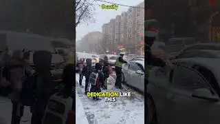 ❄️🚓 Endless Dedication: An Inspiring Story of a Police Officer in the Middle of a Snowstorm 🛡️✨
