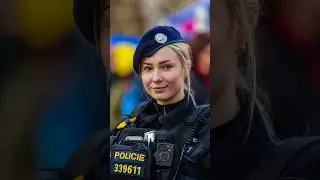Street Photography of a Young Beautiful Police Woman👮🏼