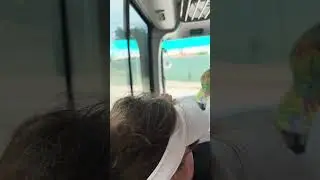 Nyob rau Grand Cayman Island lawv tsav tsheb sab kawg.