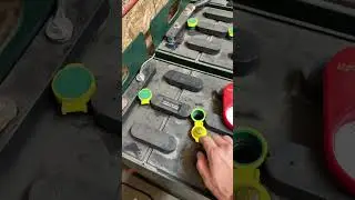 Equalizing lead acid batteries #narrowayhomestead #offgrid #solar #leadacidbattery #maintenance