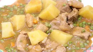 Spezzatino con patate e piselli buono da gustare