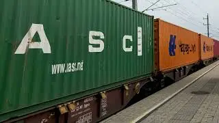 Akiem Metrans 187 503-8 mit einem Containerzug Richtung Passau in Neumarkt Kallham.