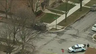 2 Chicago police officers injured after SUV slams into tree