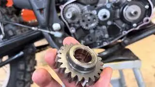 1977 Suzuki PE250 - primary crank gear comparison (old vs new)