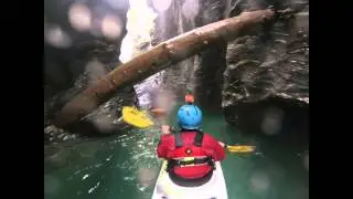 Kayak viamala    (paddles in the gorge)
