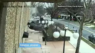 Carro despenca do 4&ordm; andar de edif&iacute;cio-garagem nos EUA