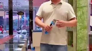《两地曲》是一首经典的中国民歌，由陈辉阳作词，王洛宾作曲。这首歌曲创作于1937年，当时正值抗日战争时期，歌词表达了对远方亲人的思念之情。歌曲中的“两地”指的是抗日根据地和沦陷区，歌曲通过对比两...