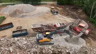 De Puinbreker breekt de varkensstallen af