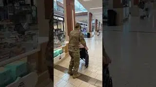 Солдат неожиданно появился у своей мамы в торговом центре ❤️