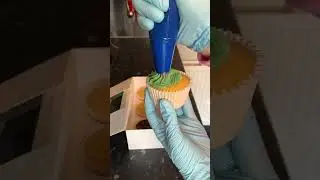Green Cupcake Pipping 😍 #latest #pipping #viral #cupcake #cupcaketutorial #newideas