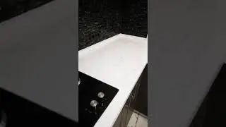 Blat bucătărie din compozit cu chiuvetă &icirc;ncorporată &icirc;n blat.