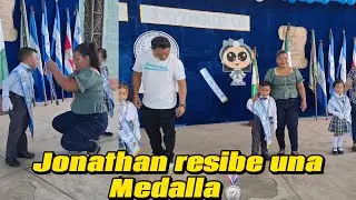 Rosi le pone Una Medalla A Jonathsn😱Vean kien yego Con su Nena😊