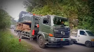 MENEGANGKAN, TRUK ALAT BERAT TNI MELEWATI KEMACETAN LEMBAH ANAI