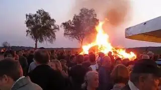 Osterfeuer 2011 in Hee&szlig;el.wmv