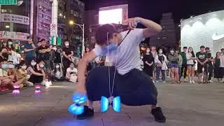 街頭藝人方庭良於西門町表演扯鈴