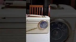 Radio portatile a valvole Armonia riparata
