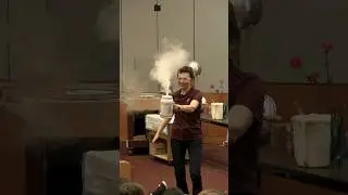 Создайте гейзер с помощью сухого льда и ГОРЯЧЕЙ воды! 🧊🔥💨 #шорты
