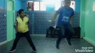 Palat (tera hero idhar hai) song and two guys are dancing on this song!