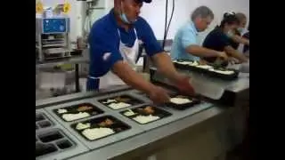 AUTO TRAY SEALER SS 12S2S WORKING  Everlong Enterprise Co., Ltd. 便當盒自動封口機