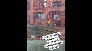 china worker cleaning hatch cover at vessel#ship #seamanstory #bulker