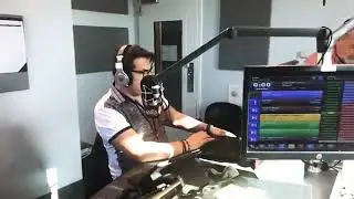 Detective Sandoval.    Lo cambian por el jefe pero el tambien asepta la relacion de tres  acambio