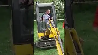 Prince Louis nearly tips Digger over at Big Help Out #royalfamily #princelouis #princewilliam