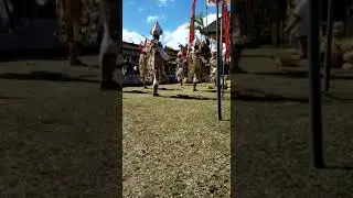 Gunsu menari baris gede