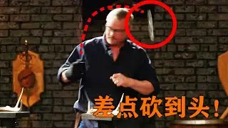 驚險！廓爾喀彎刀整個斷掉飛起，試刀評委神級走位躲過！