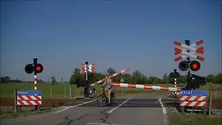 Spoorwegovergang Sauwerd // Dutch railroad crossing