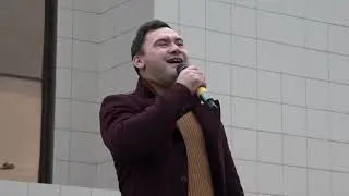 Взбодрил всех патриотической песней и в числе мобилизованных отправился защищать Родину