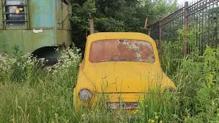 Авто старые, заброшенные в траве. Old cars abandoned in the grass.