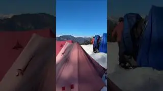 Aa gye hum kaha 🏔️#mountaintrek #mountainsnowfall #mountainview #snowfall #shortsfeed #jayaomer80