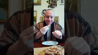 Приехал с дачи. Решил перекусить. Разговор про дачу.