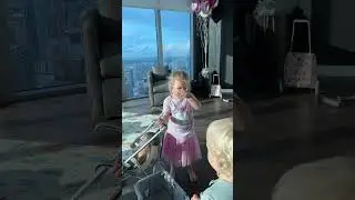 Милая Малышка Наоми вместе со своим братом Дэвидом играет с куклами