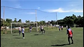 JUGADOR SE ENCABRONA PORQUE EL BALON PEGA AL ARBITRO Y NO SIGUE JUGANDO, SE HACEN DE PALABRAS, VER..